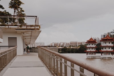 人们走在桥附近建筑白天
